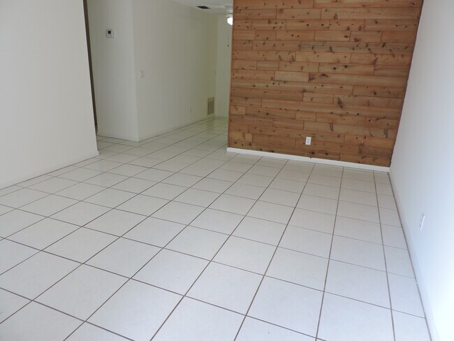 sala de estar con suelo de baldosas - 9046 SE Parkway Dr