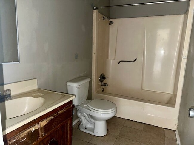 Building Photo - 3 Bedroom and 1.5 Bathroom Home in Tecumseh