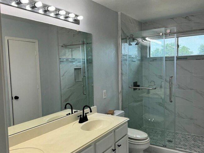 Building Photo - 8915 Westplace Dr