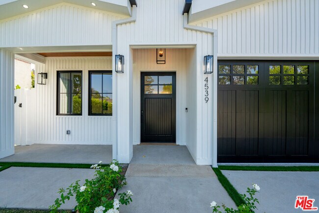 Foto del edificio - 4539 Longridge Ave