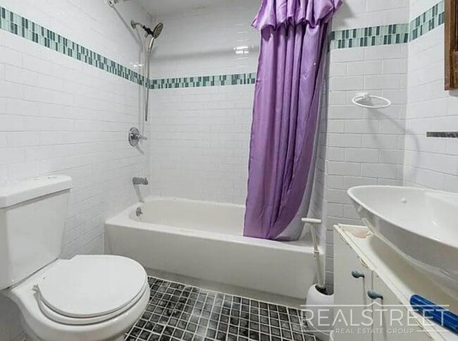 Building Photo - No Fee – 4 Bed / 1.5 Bath with Private Bac...