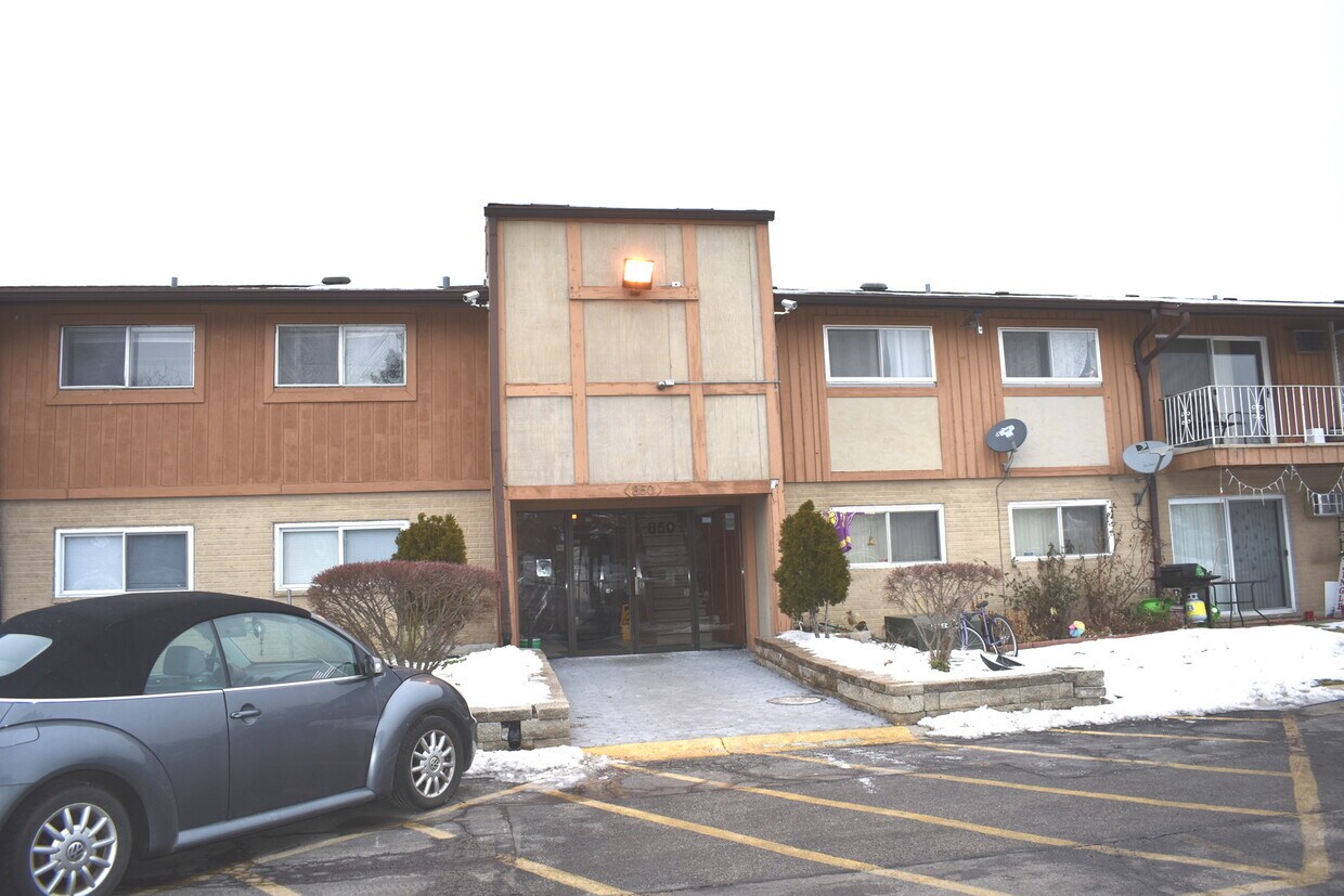 Foto principal - 850 E Old Willow Rd