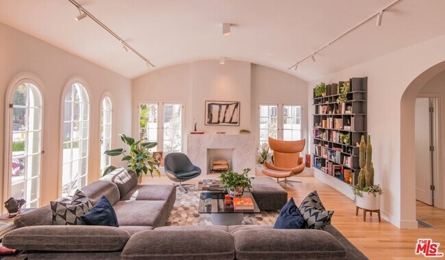Foto del edificio - 153 Larchmont Blvd