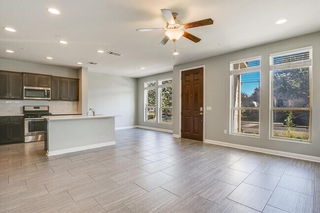 Foto del edificio - 6814 E Riverside Dr