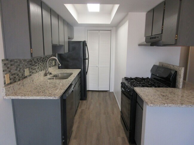 Foto del edificio - 2 bed, 1 bath Twinhome with attached garage