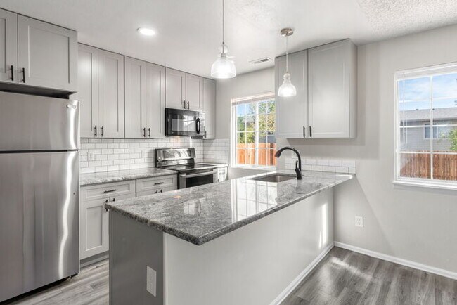 Foto del edificio - Clean, Bright 3 Bedroom with large yard an...
