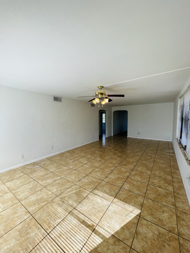 Building Photo - Charming 2 Bed, 2 Bath Apartment in Bonita...