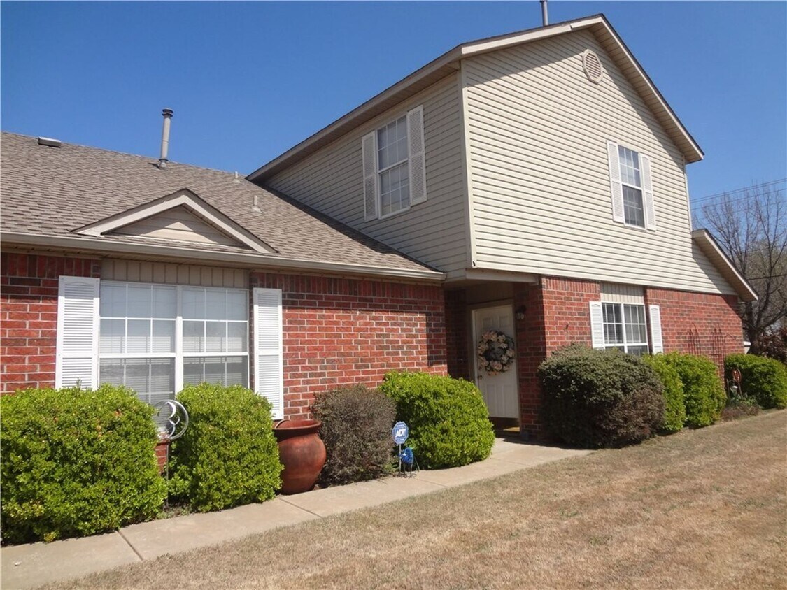 Foto principal - Updated 3-bedroom 2 bath home in Fayettevi...