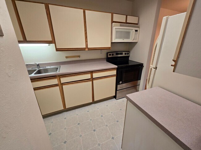 Foto del edificio - Fresh 1st floor 2 bedroom 1 bath condo in ...