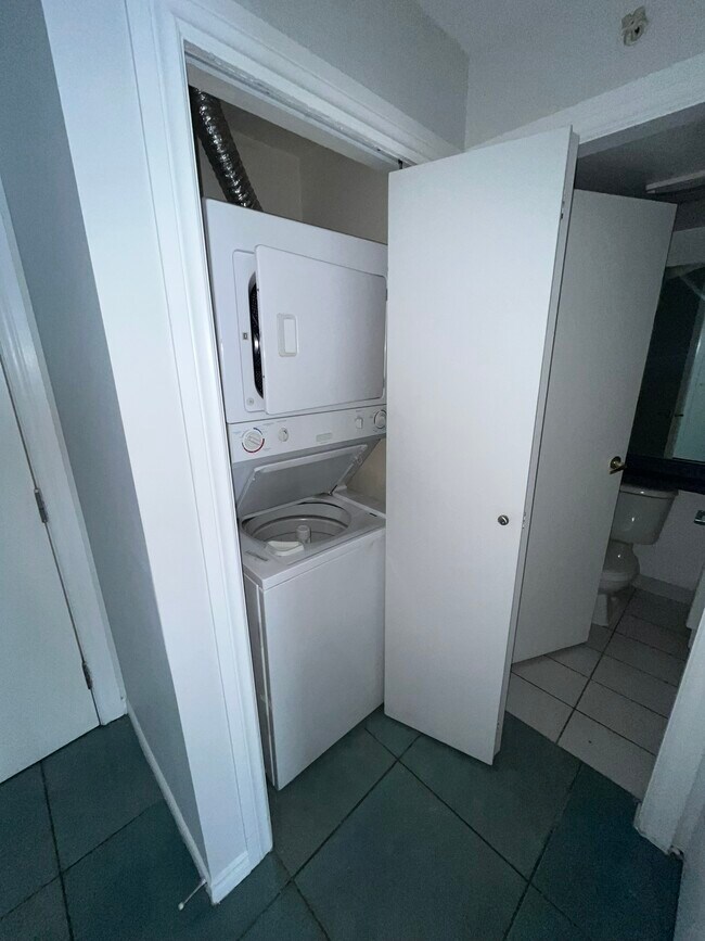 Building Photo - 1278 Granville St