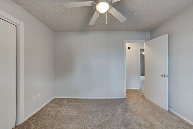 Foto del edificio - Charming Updated 3-Bedroom Home in South B...
