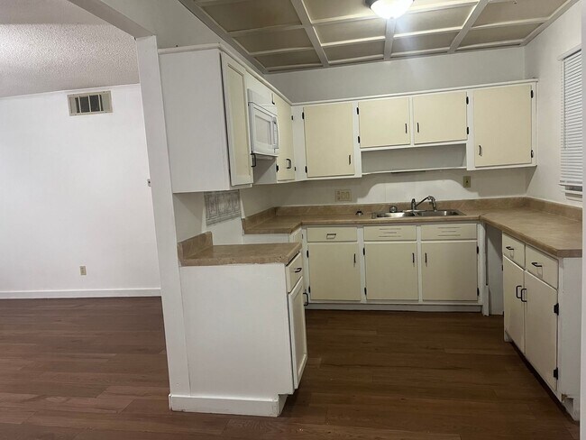 Foto del edificio - LARGE 2 BEDROOM HOME WITH OVER 1000 SQ. FT. OF LIVING SPACE, FAMILY ROOM, LIVING ROOM & SINGLE GA...