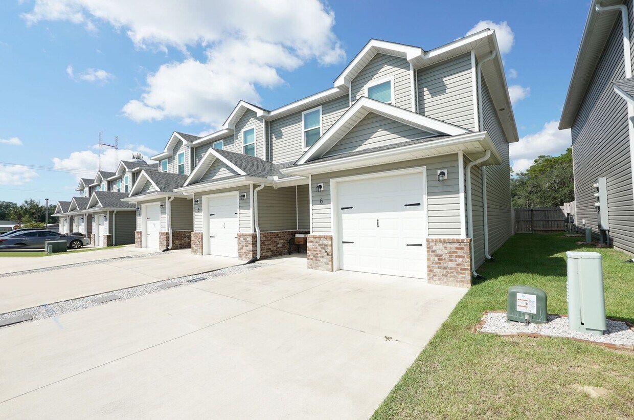 Foto principal - Newer Townhome Conveniently Located Near E...