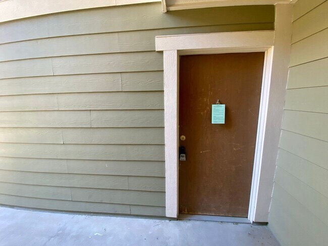 Foto del edificio - 1 Bed 1 Bath Aurora Condo Located Near Che...