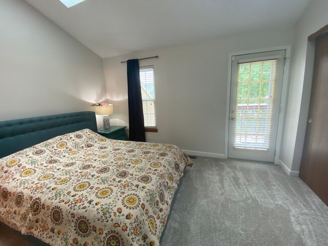 Building Photo - Cozy 2B/2B Remodeled Town Home Just Minute...