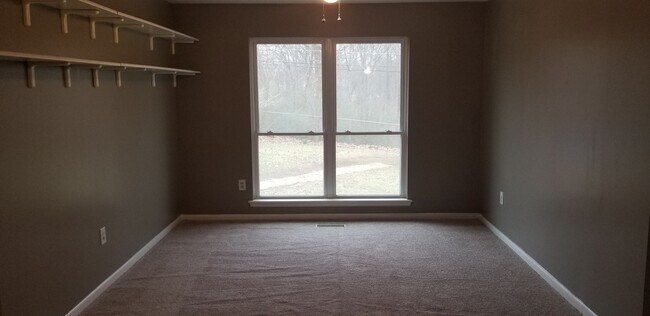 Building Photo - 4 BD, 2 1/2 BA, Home in North Little Rock