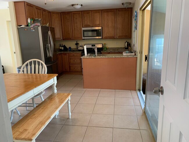 Building Photo - 18 Sandy Point Dr