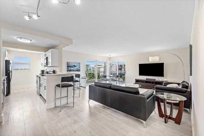 Building Photo - 1160 Hillsboro Mile