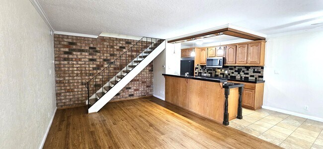Building Photo - 2037 Benita Dr