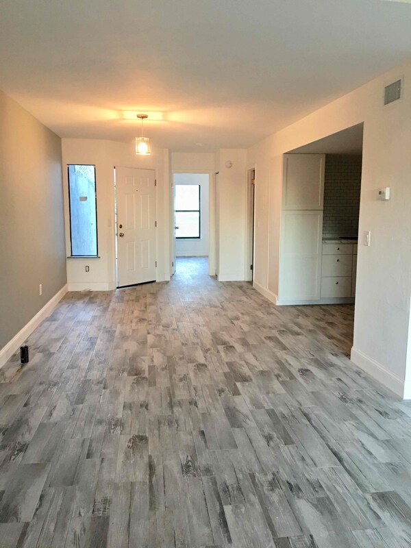 Foto del edificio - 2888 Wonderwood Ln
