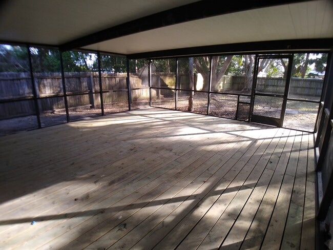 Huge screened lanai! - 101 N Venus Ave