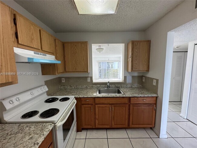 Foto del edificio - 8620 N Sherman Cir