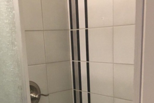 Baño con azulejos elegantes - 3302 Delachaise St