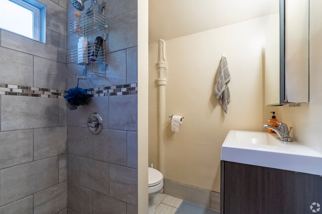 Building Photo - 807 S Main St