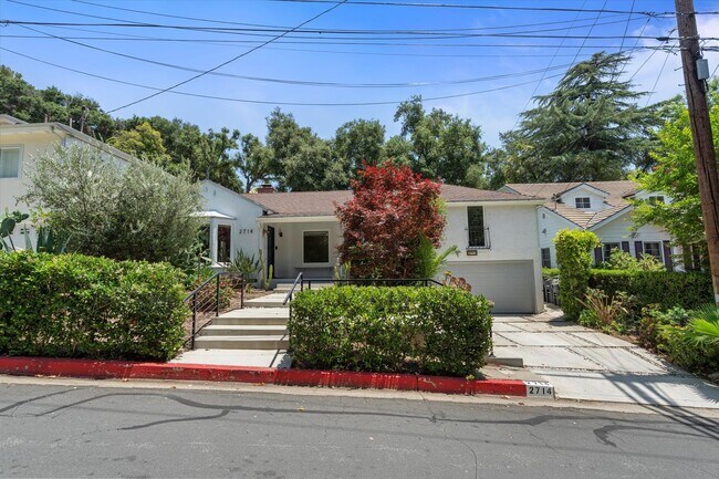Foto del edificio - This beautifully updated 4-Bed, 2-Bath Hom...