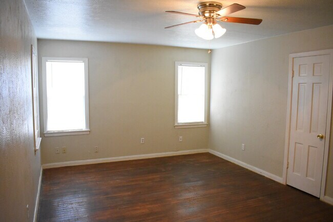 Foto del edificio - Cute One Bedroom Close to Campus with Lawn...