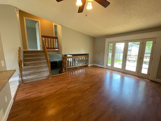 Building Photo - Beautiful Louisville 3 bedroom, 2 bath home