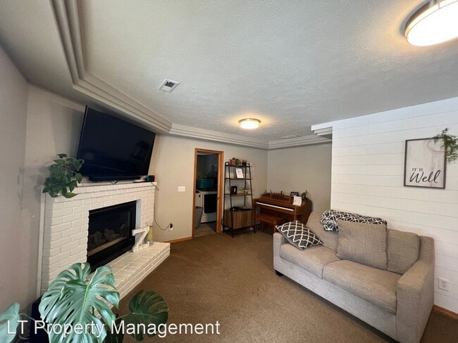 Building Photo - 4 br, 3 bath House - 925 E Wellington Dr