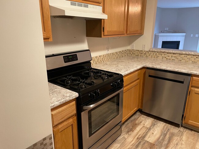 Building Photo - 3 bed / 3.5 bath Grand Ridge townhome avai...