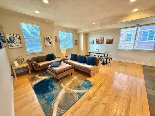 Building Photo - 625 E 200 S