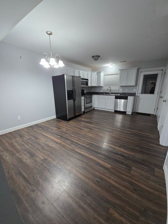 Building Photo - Updated 4 bed 2 bath Town House