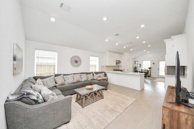 Building Photo - Immediate Move-In Ready 3-Bedroom Home in Rosharon. Comfort, Space & Easy Living