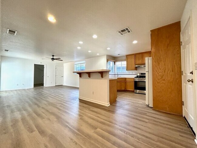 Building Photo - Great 4 bedroom 2 bath home in Rocklin