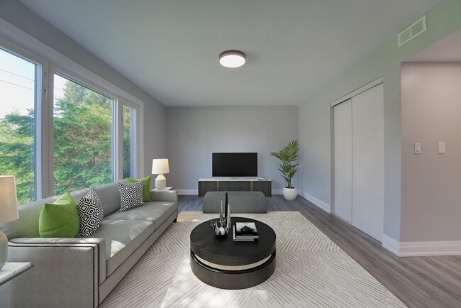 Building Photo - Spacious 3 Bedroom Apartment in Triplex – ...