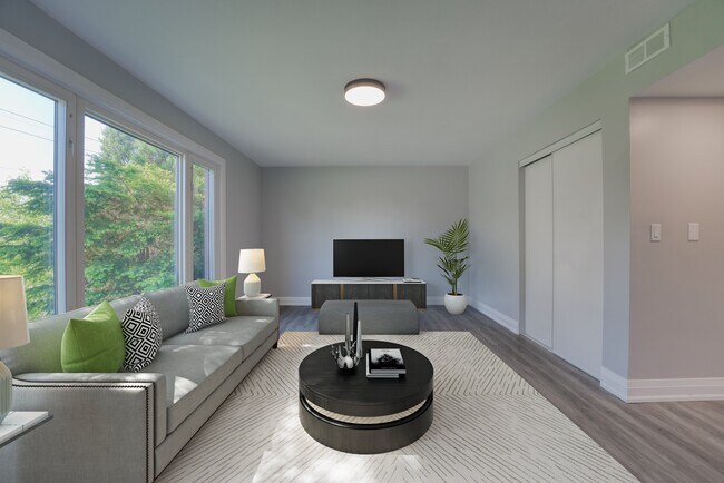 Photo du bâtiment - Spacious 3 Bedroom Apartment in Triplex – ...