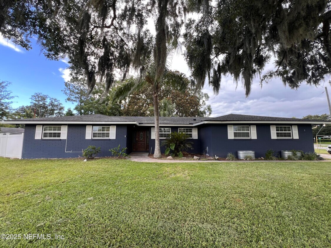 Foto principal - 905 Montego Rd E