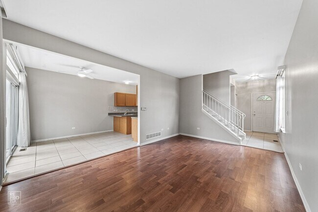 Foto del edificio - End Unit Three Bedroom Two and a Half Bath in North Naperville