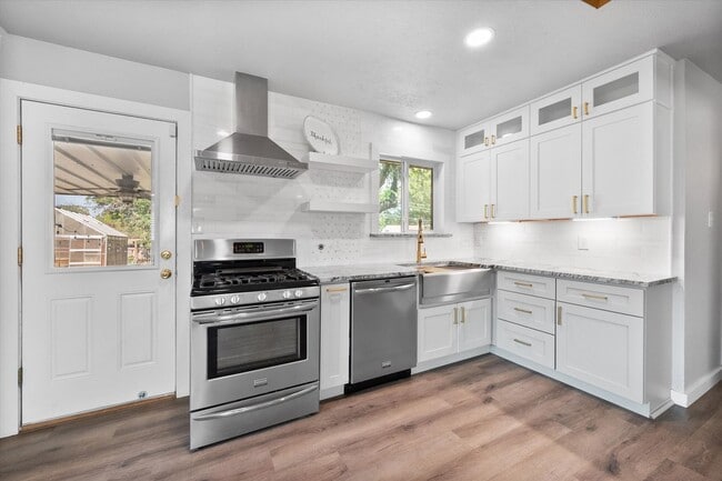 Building Photo - Kennedale Beauty