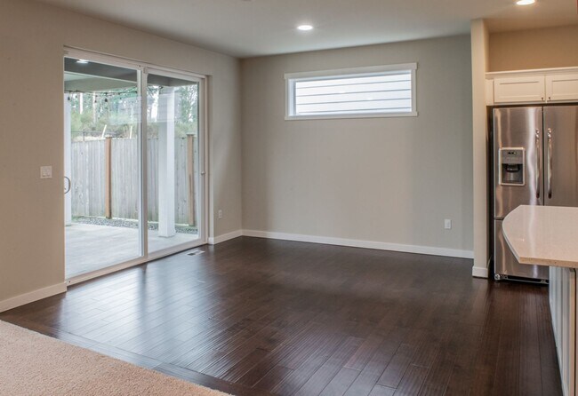 Foto del edificio - Beautifully Crafted 5bd/3bth home W/ Fence...