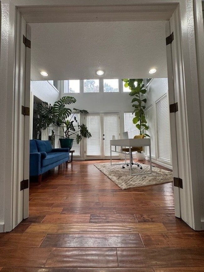 Building Photo - (2)Bed/(2.5) Bath + Study and Storm Shelter Avail Dec 1!