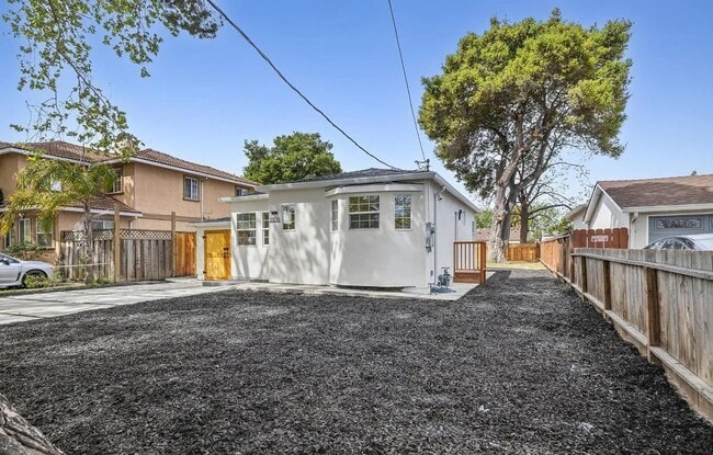 Building Photo - Charming 2 bedroom, 1 bathroom house