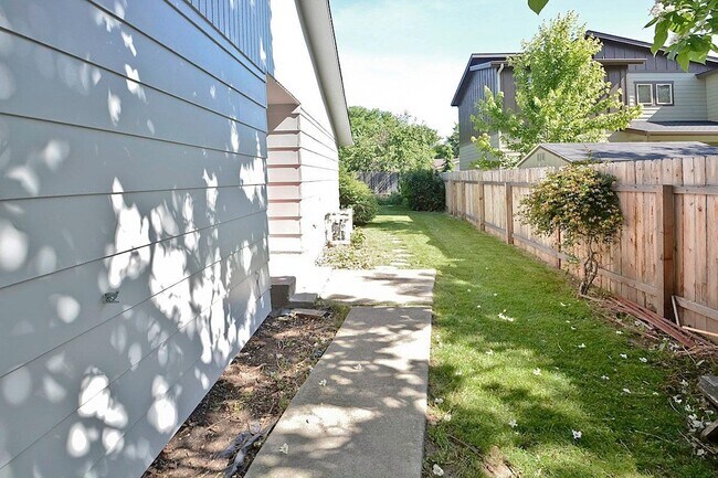 Building Photo - 2 Bedroom 1 Bathroom Duplex