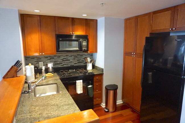 Kitchen includes refrigerator, dishwasher, microwave, and gas range - 400 Beale St