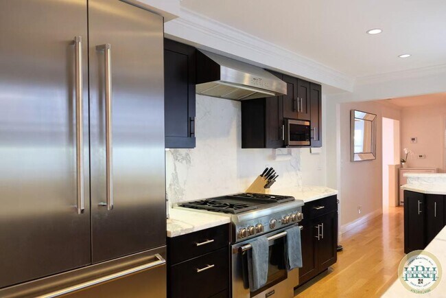 Foto del edificio - Spacious 2-Bedroom Condo with Private Roof...