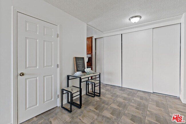 Building Photo - 425 S Kenmore Ave