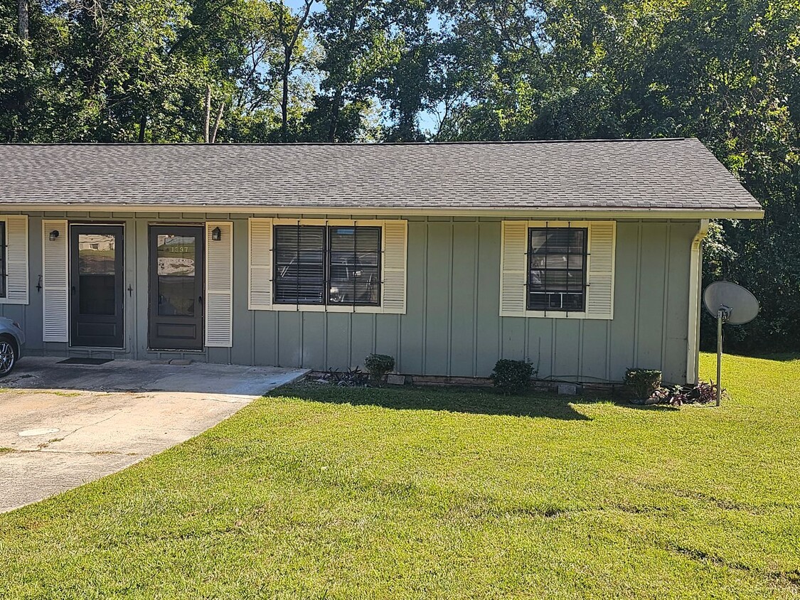 Primary Photo - Renovated 2 bed 1 bath Duplex